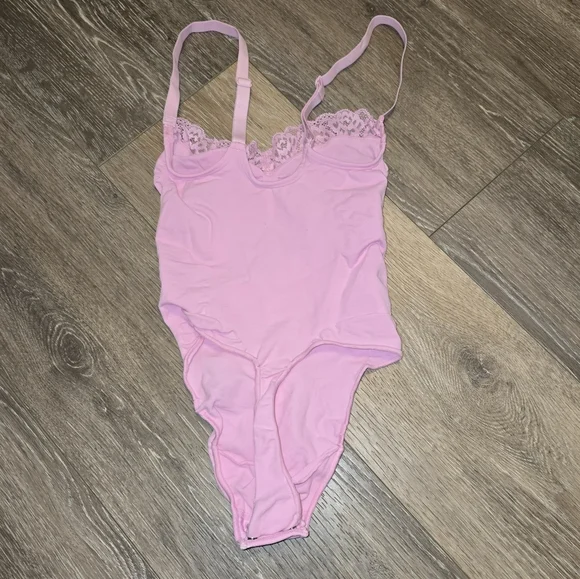 SKIMS Kim Kardashian Women's XS Pink Lace Bodysuit New w/out Tags! - Picture 2 of 4